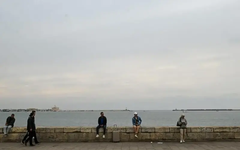 «الأرصاد» تُحذّر من تخفيف الملابس رغم ارتفاع الحرارة وتكاثر السحب في 14 محافظة | عاجل